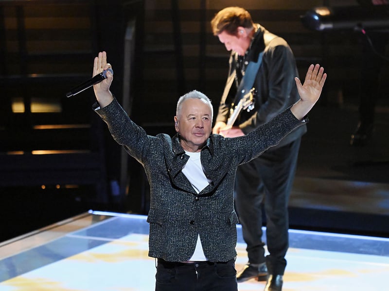 Jim Kerr of Simple Minds waves to the audience.