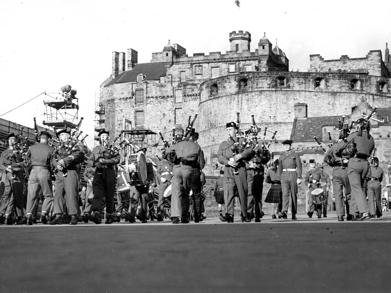 The Queen's Own Rifles of Canada and Canadian Black Watch rehearsing on the Castle Esplanade in 1962.