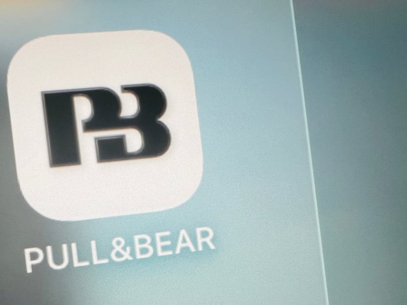 Pull & Bear offers contemporary clothing for women and men. Right now, the closest store to Leeds is at Meadowhall Shopping Centre in Sheffield.