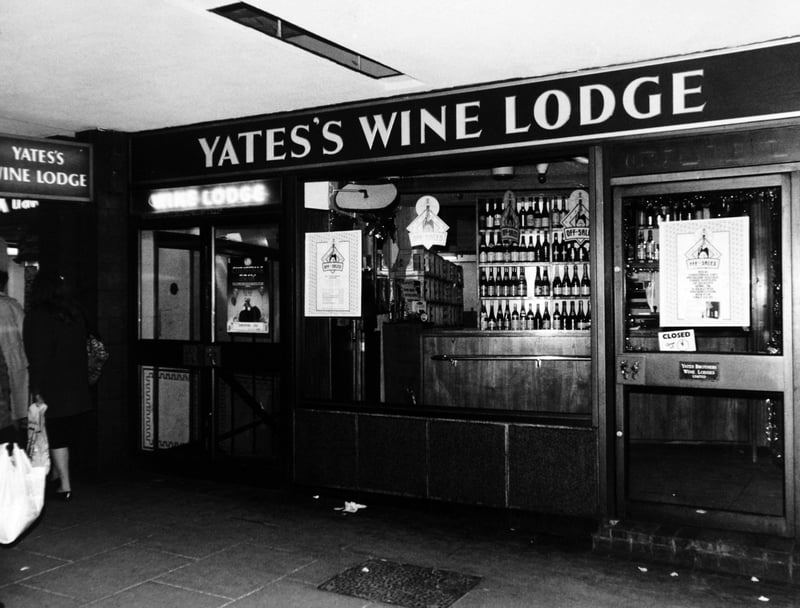 Yates's Wine Lodge, Leeds, in December 1987