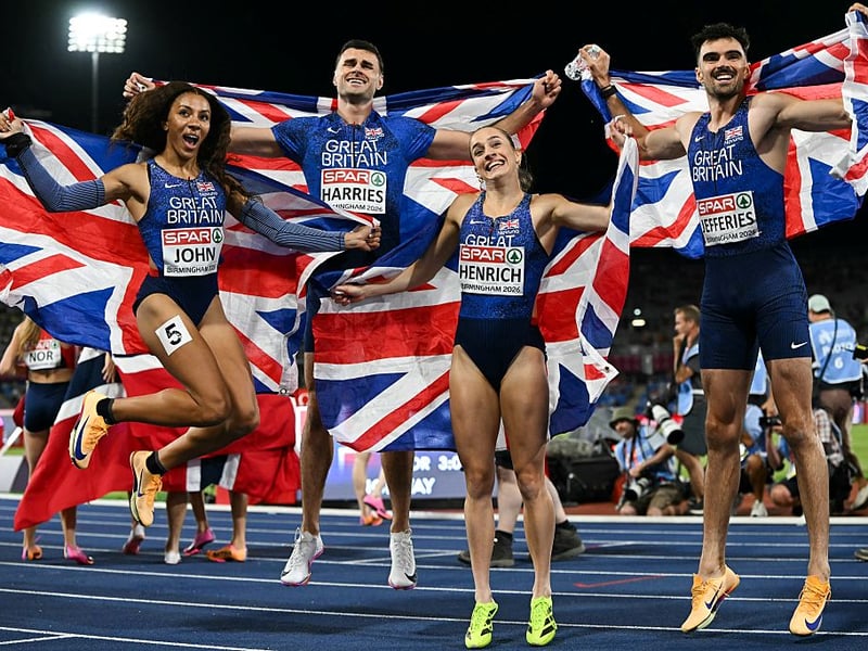 Silver: Mixed 4x400m