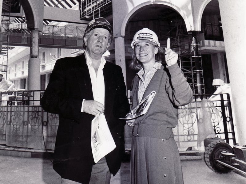 Yorkshire-born actor Keith Barron visited the Meadowhall Shopping Centre construction site in June 1990. 