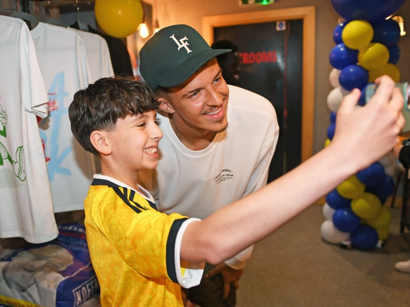 Tarik Muharemović poses for selfies with a young fan. 