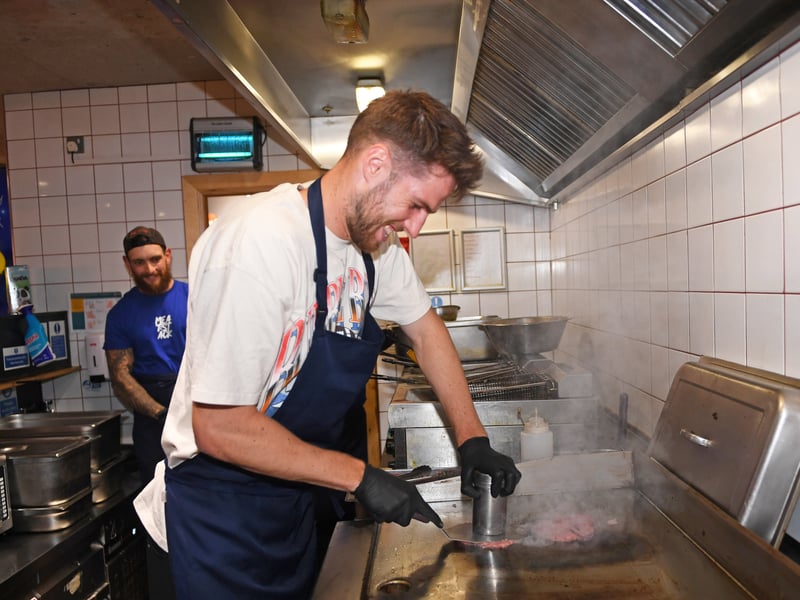 Anton Stach doesn't just save his pressing for on the pitch, he can also press a burger in the kitchen!  