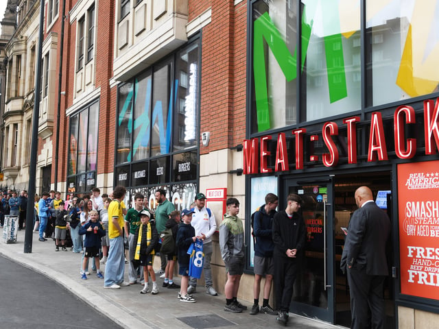 It was quite the queue at Meat Stack, as Leeds United fans waited to meet Anton Stach! 