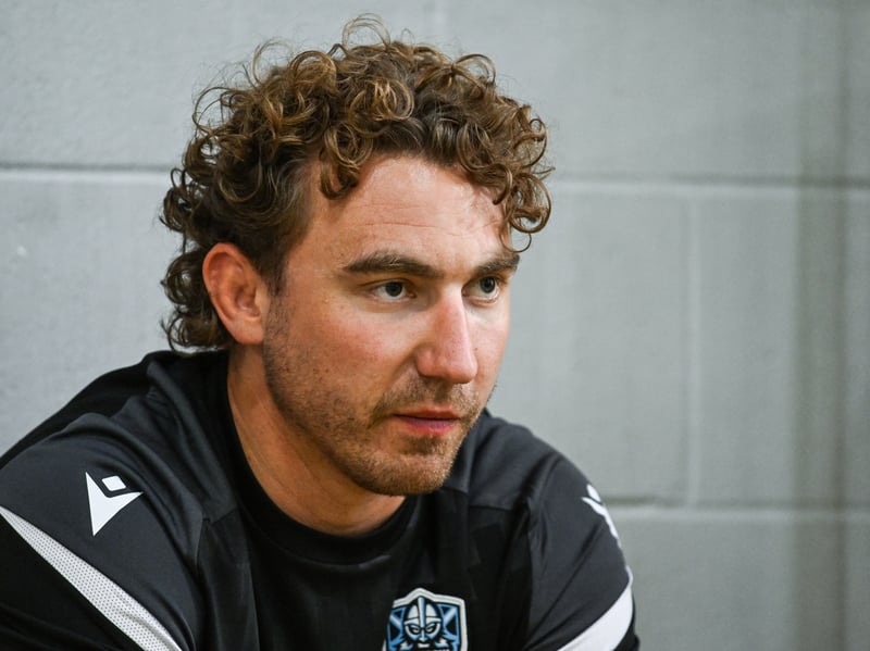The new arrival is expected to slot straight into the Warriors' starting XV and that will most likely come in his favoured position of six