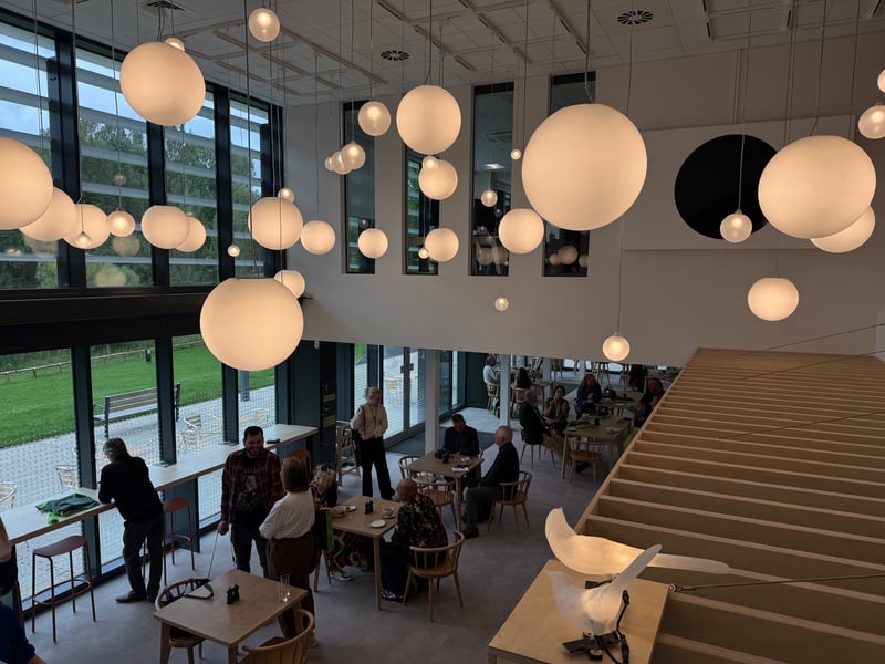 In addition to the cultural offer, The Light has dedicated areas for educational and community activities, a café with an outdoor terrace overlooking the grounds and
flexible spaces for meetings and events.
