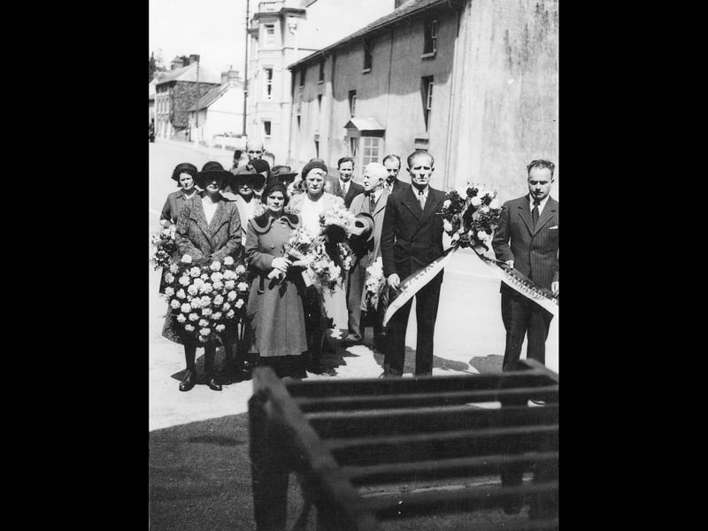 An unknown event in Bishop's Castle which seems to have had an Italian connection. The name Mainardi (which is a common Italian name) is readable on the ribbon. It is outside St John the Baptist Church, and that looks like a bier in the foreground. Without a coffin. And they don't look dressed for a funeral anyway, so this might be a commemoration of some sort.