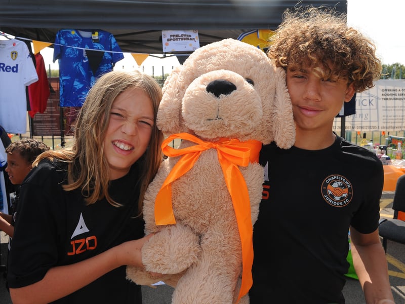 Jonah Ormond and Harlee Stapleton with a giant teddy they were raffling.