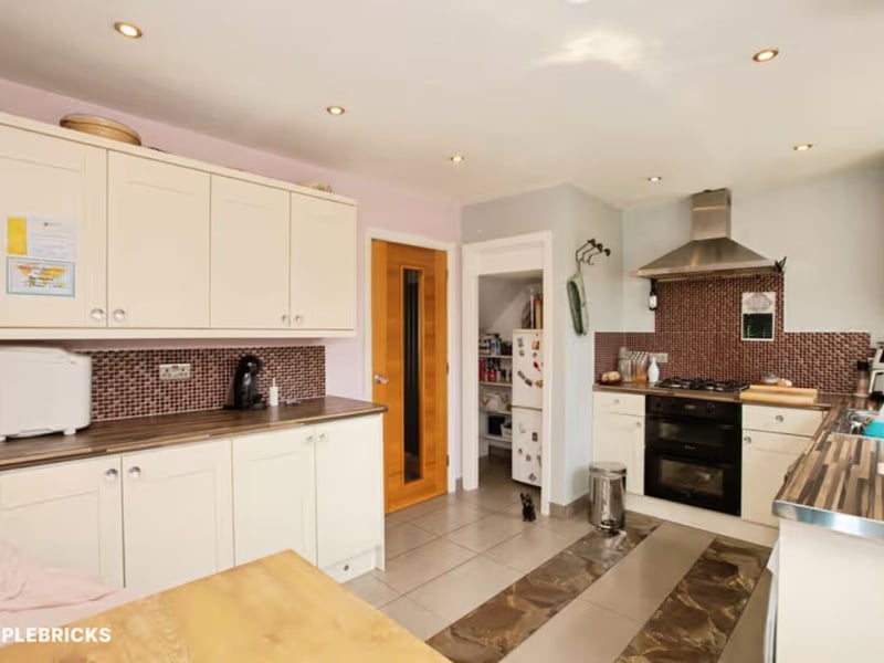 Another look at the kitchen