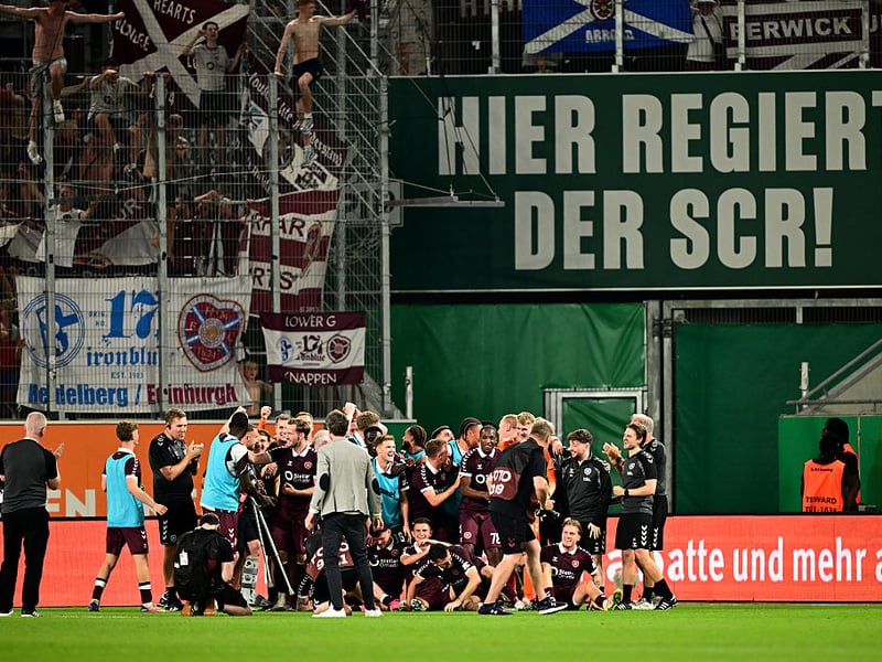 Heart of Midlothian players celebrate after the penalty shootout after the UEFA Conference League 2026/27 Play Off Round Second Leg match between SK Rapid and Heart of Midlothian