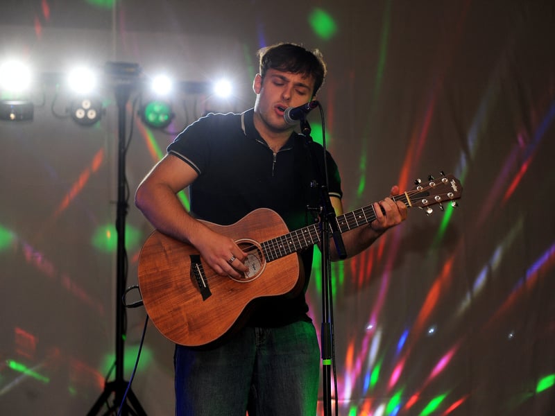 Live music from singer Jamie Wray 