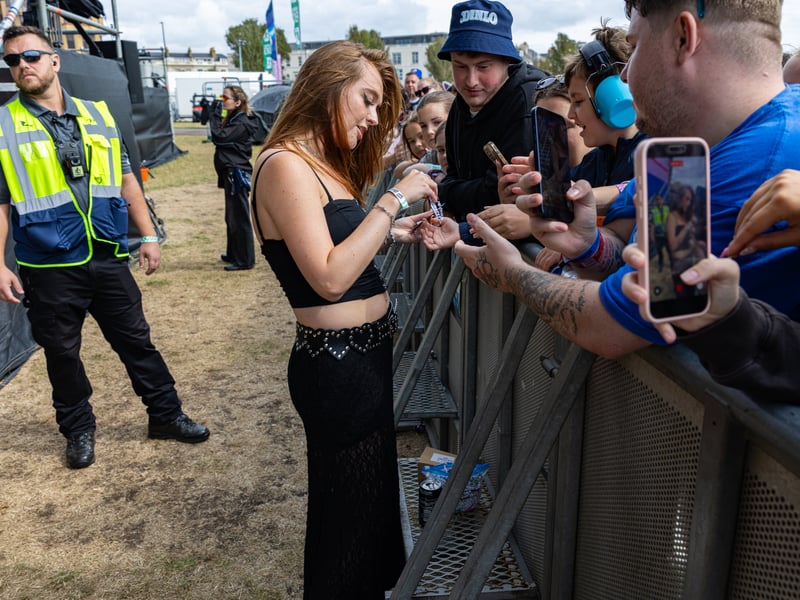 Mackenzie giving out friendship bracelets after her performance
Picture:Marcin Jedrysiak