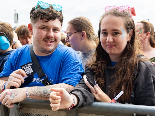 Fans watch MacKenzie giving out friendship bracelets after her performance
Picture:Marcin Jedrysiak