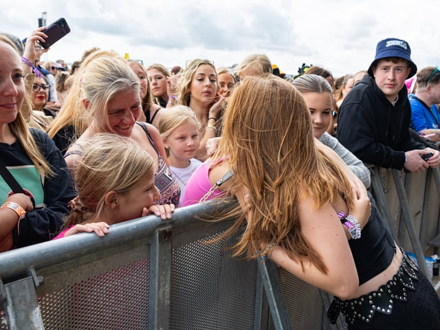 MacKenzie giving out friendship bracelets after her performance
Picture:Marcin Jedrysiak