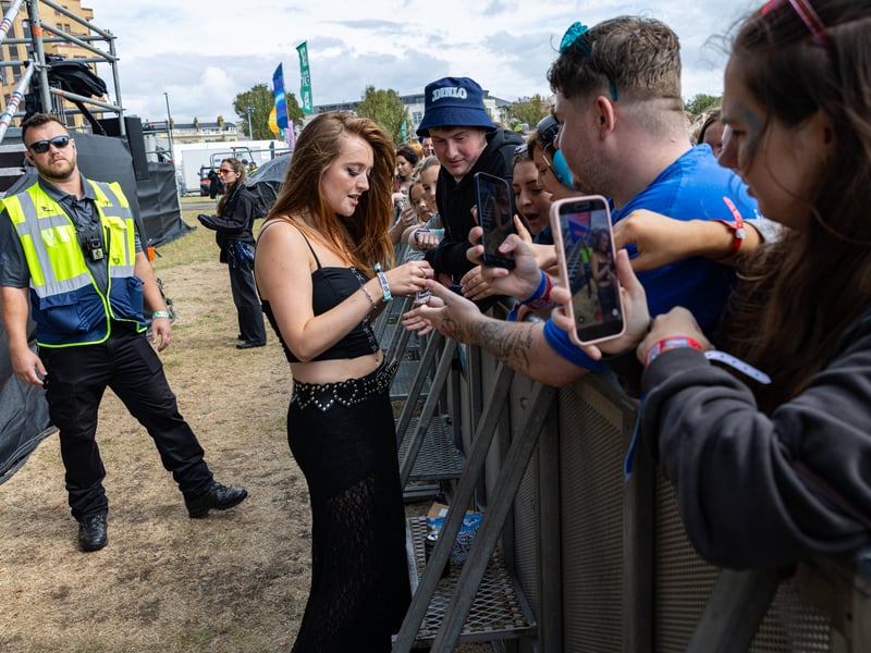 Mackenzie giving out friendship bracelets after her performance
Picture:Marcin Jedrysiak