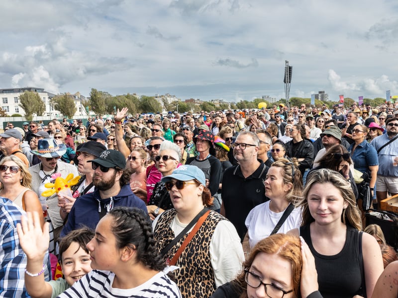 Pictured: Crowds watching Brooke Combe 
Picture:Marcin Jedrysiak