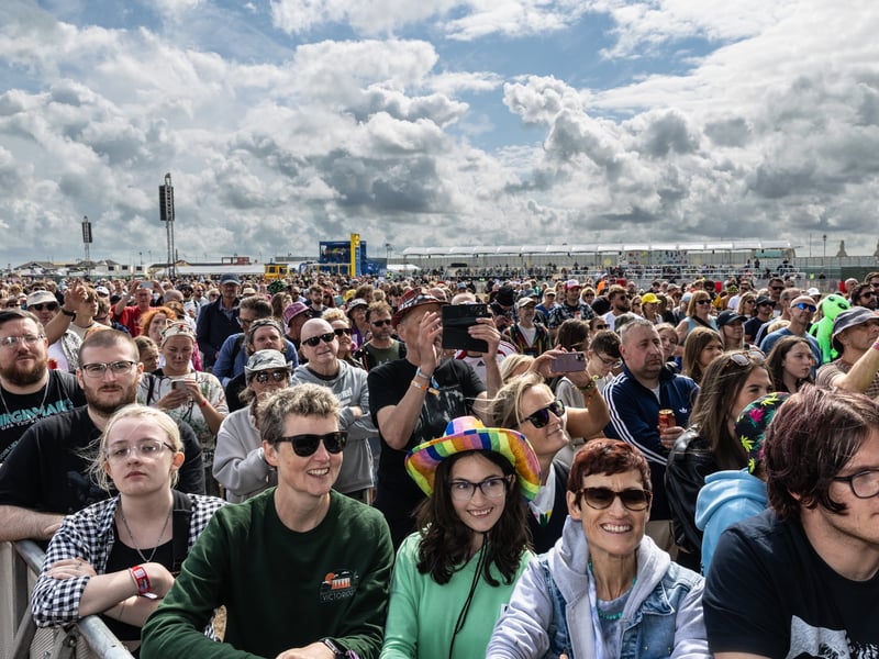 Pictured: Crowds watching Brooke Combe 
Picture:Marcin Jedrysiak