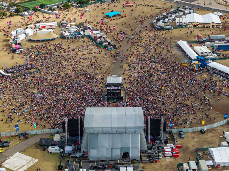 The crowds enjoying Reef at the Common Stage.