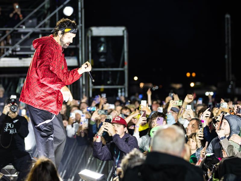 Sege Pizzorno get up close to the Victorious crowd