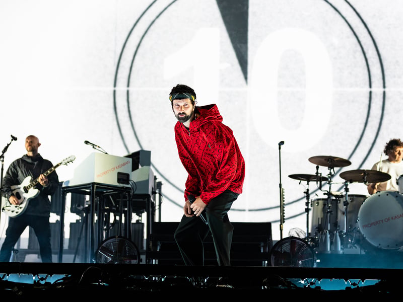 The countdown to the headline set beginning.