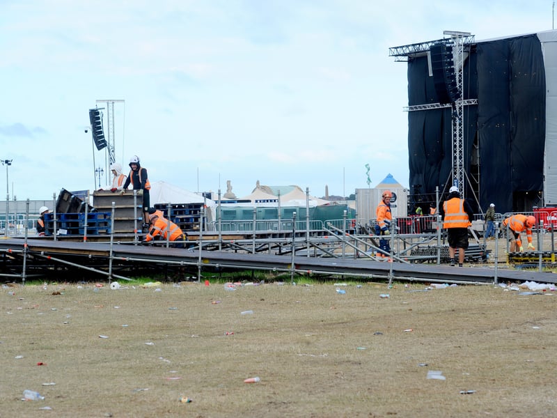 The hard work begins as staging is dismantled
