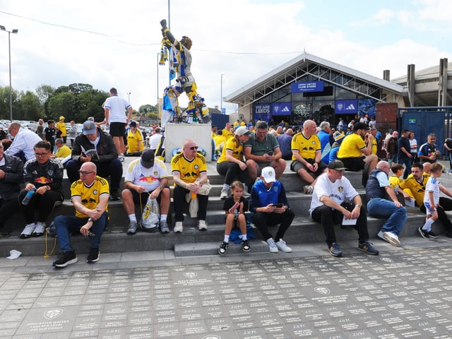 Leeds United v Brentford Premier League sun 30-08-2026 pic Steve RidingFans relax Billy Bremner statue