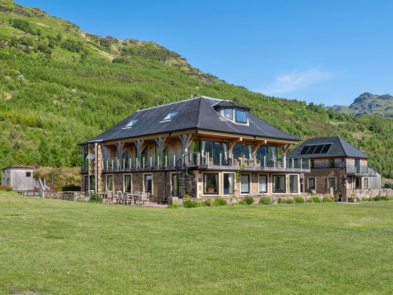 The Lodge and Annex are net carbon negative, supported by a ground source heat pump and 100kW solar array, with underfloor heating throughout.