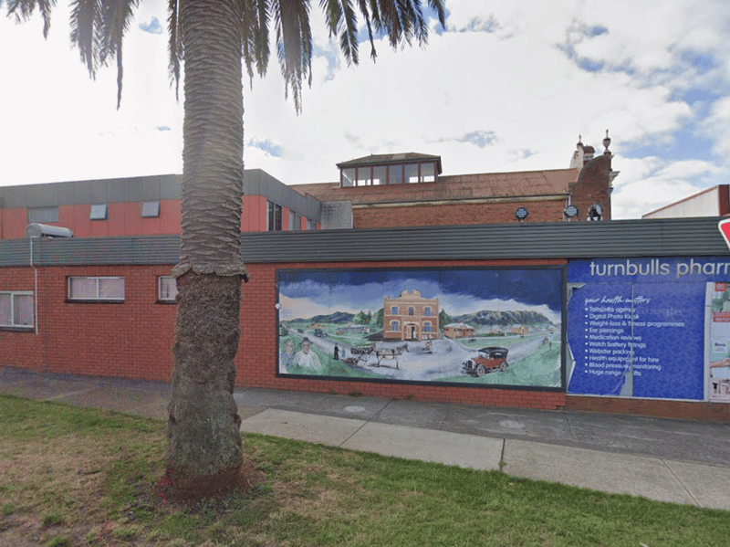 This place is located all the way in Australia that draws tourists in for its colourful murals.
It’s nick-named the ‘Town of Murals’, due to its mural park which hosts an annual painting competition, as well as almost every building being covered in beautiful art.