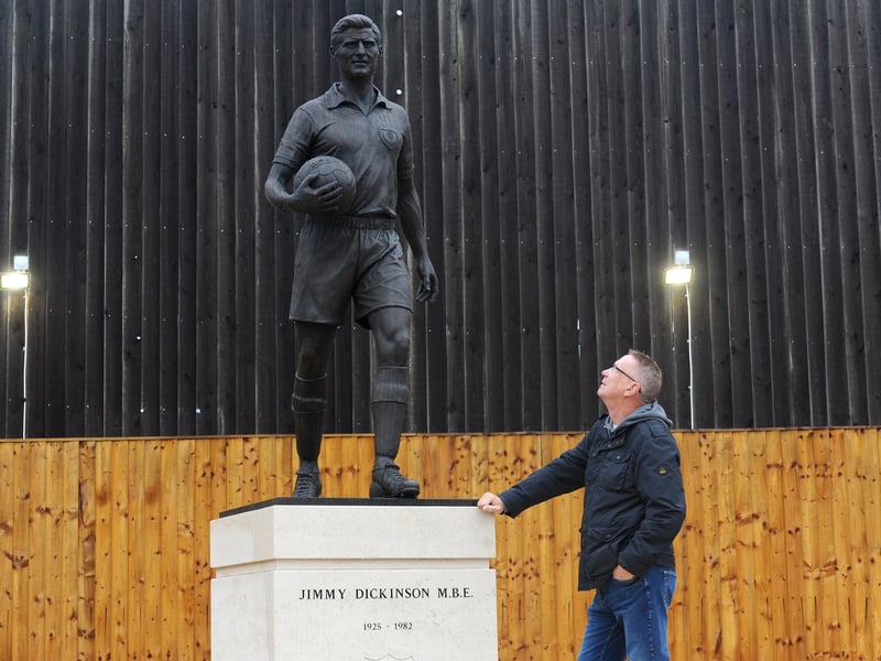 Alan Knightwith the Jimmy Dickenson statue
Picture: Sarah Standing (141024-7226)