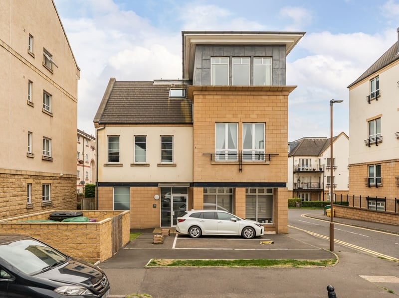 This is a stylish and generously proportioned penthouse apartment, forming part of a well-maintained modern building and enjoying a superb central location in the capital's desirable Bellevue area.