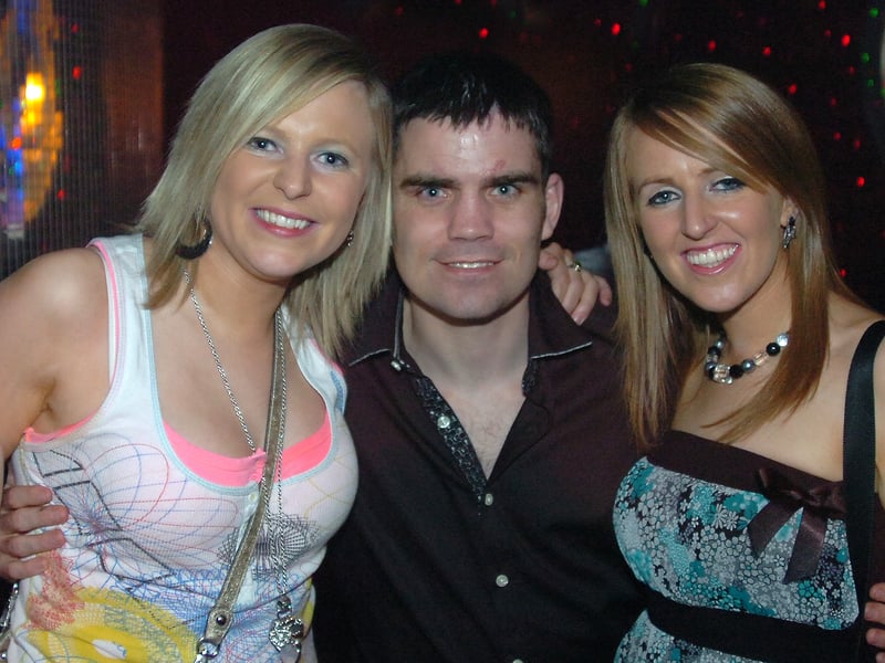 WBA TITLE HOLDER BOXER BERNARD DUNNE AT THE ICON NITE CLUBBernard Dunne WBA Boxing title holder with Claire Coughlan and Marita Coughlan, Ardpatrick,  during his visit to Limerick to see Munster beat The Ospreys (LL)