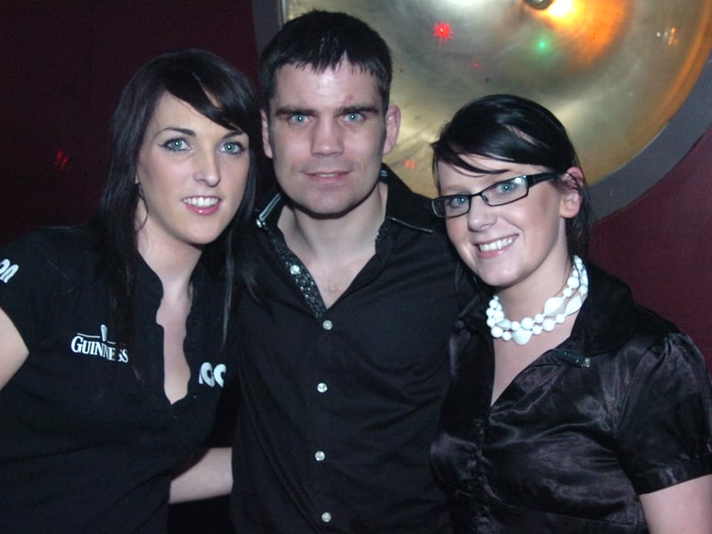 WBA TITLE HOLDER BOXER BERNARD DUNNE AT THE ICON NITE CLUBBernard Dunne WBA Boxing title holder with Icon Nite Club staff members, Zara Hunt and Sarah Wallace, during his visit to Limerick to see Munster beat The Ospreys (LL)