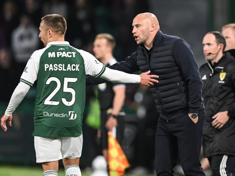 Hibernian head coach David Gray (R) and Felix Passlack