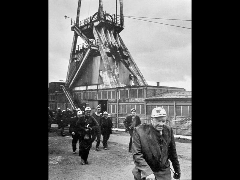 Framed by the looming concrete headgear, miners head away from the pithead at Alveley Colliery, likely captured around the time of its final closure in January 1969. Though situated on the Alveley side of the River Severn, the mine was routinely known as Highley Colliery as a continuation of its predecessor. Shared via the Alveley Mining Heritage Group, this moving image marks the end of centuries of coal mining in the Severn Valley, standing as a testament to the grit, hard work, and close-knit bonds of Shropshire’s mining community. Do you remember the final days of mining at Alveley, or did you have family members who worked down the pit before it closed?