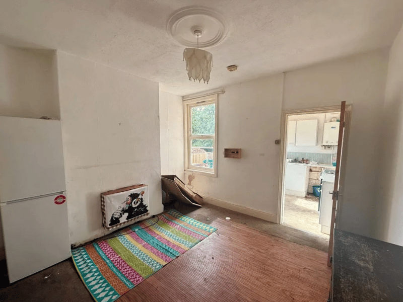 This property is very well placed for a host of local amenities, shops, schools and public transport links, and is also conveniently located for Meadowhall Shopping Centre, the Northern General Hospital and the motorway.
