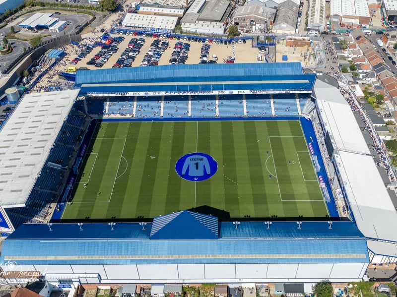 Portsmouth placed a tribute to Alan Knight in the centre circle ahead of the game.