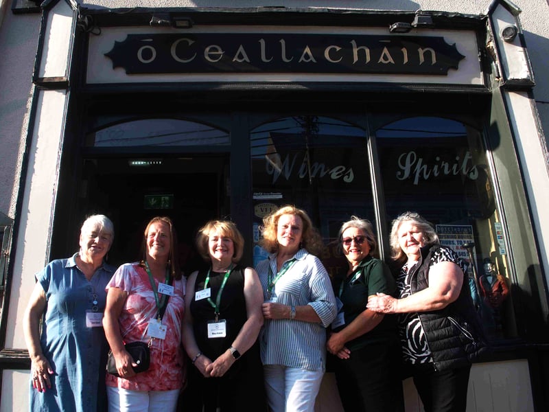 Newfoundland visitors Jean Grant, Michele McCarthy, Mary Greene, Eileen Skinner, Liz Strapp and their host Sylvia Cooney Sheehan outside Ó’Ceallachaín’s Pub in Carrick.