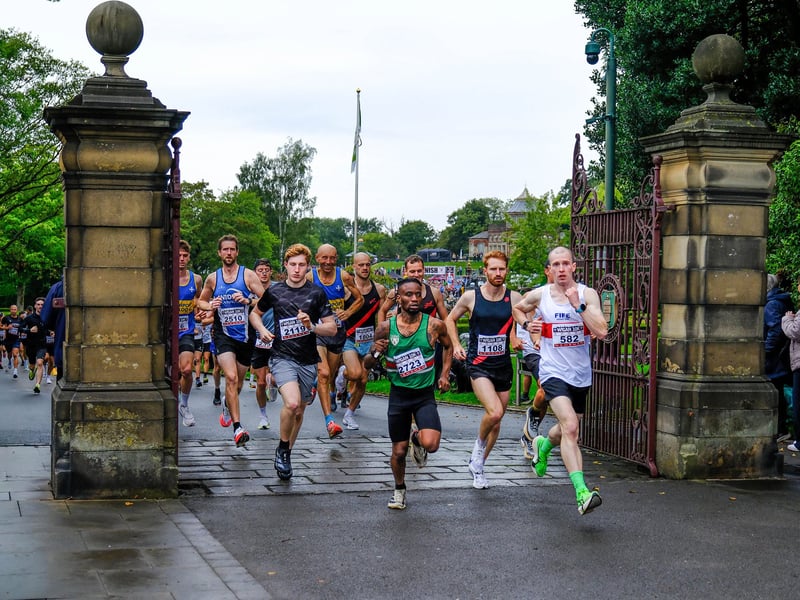 Early leaders coming through the gates