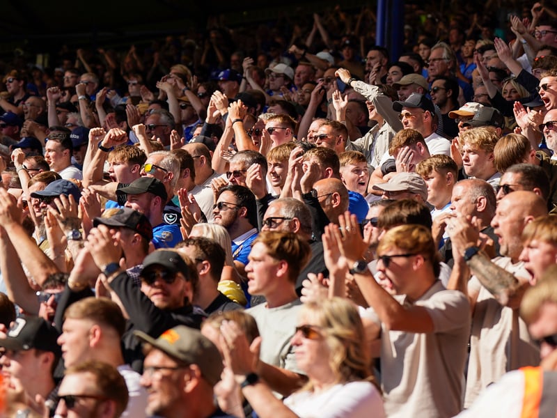 Brilliant pictures of Portsmouth faithful paying tribute to Alan Knight and roaring side on against Cardiff City