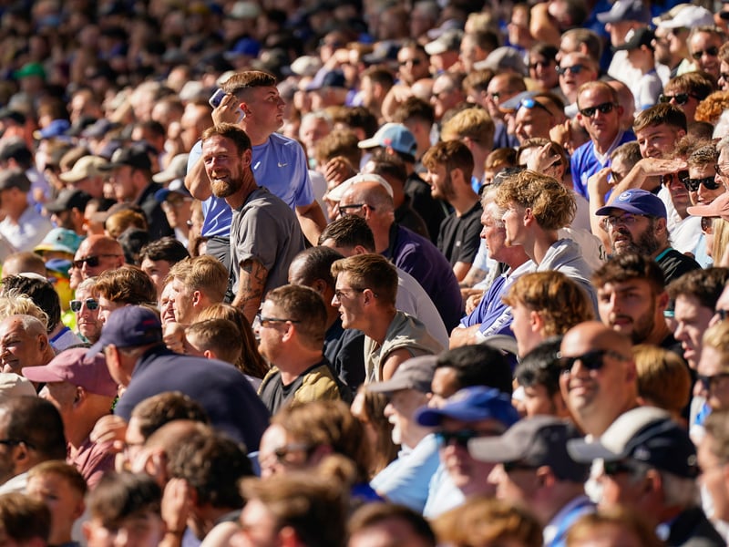 Brilliant pictures of Portsmouth faithful paying tribute to Alan Knight and roaring side on against Cardiff City