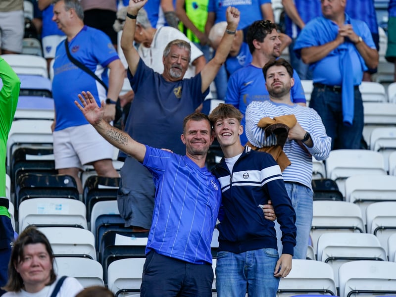Brilliant pictures of Portsmouth faithful paying tribute to Alan Knight and roaring side on against Cardiff City