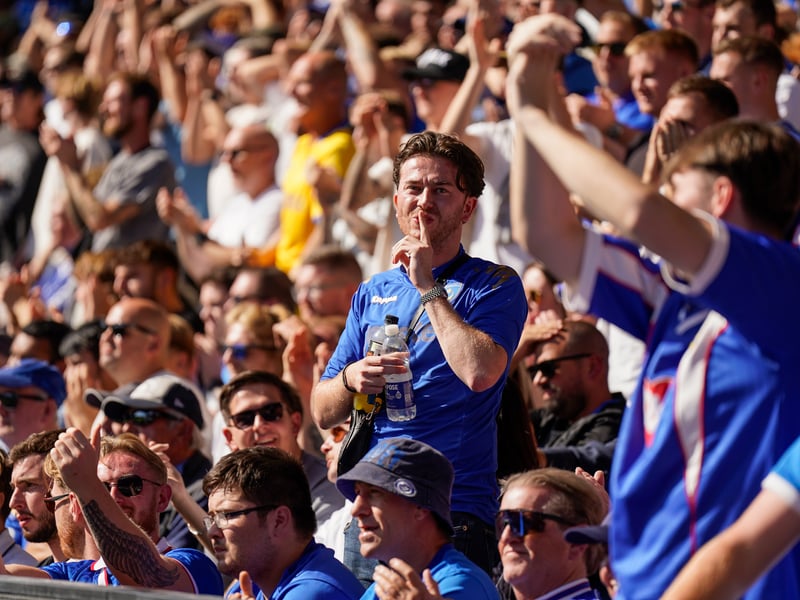 Brilliant pictures of Portsmouth faithful paying tribute to Alan Knight and roaring side on against Cardiff City