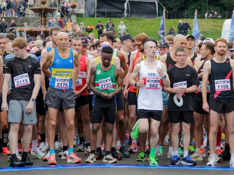 Runners getting ready to begin. Picture: AM Standish