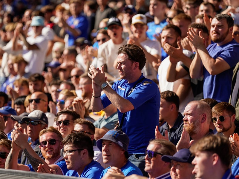 Brilliant pictures of Portsmouth faithful paying tribute to Alan Knight and roaring side on against Cardiff City