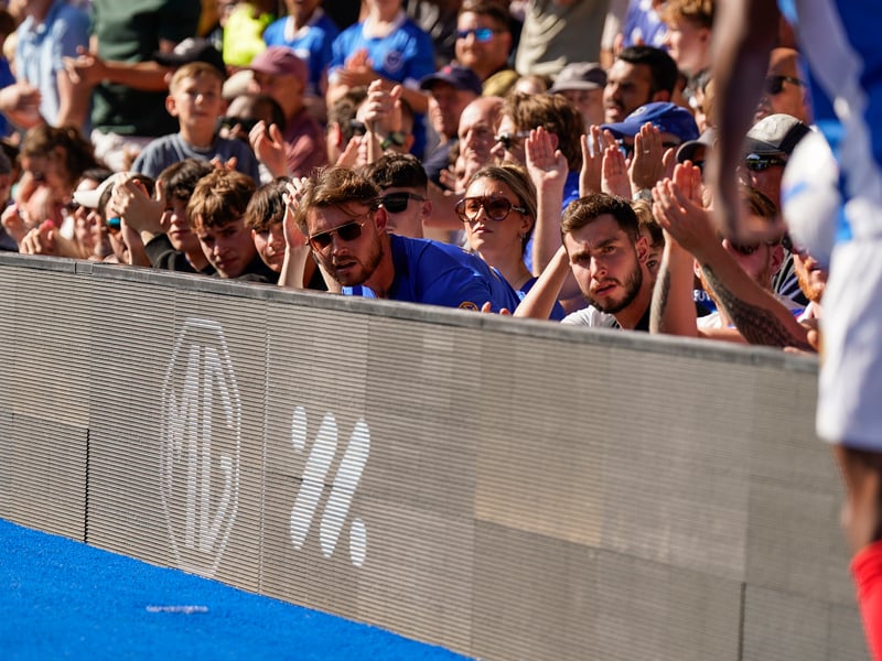 Brilliant pictures of Portsmouth faithful paying tribute to Alan Knight and roaring side on against Cardiff City