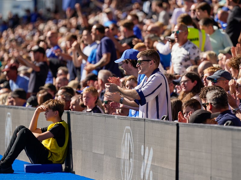 Brilliant pictures of Portsmouth faithful paying tribute to Alan Knight and roaring side on against Cardiff City