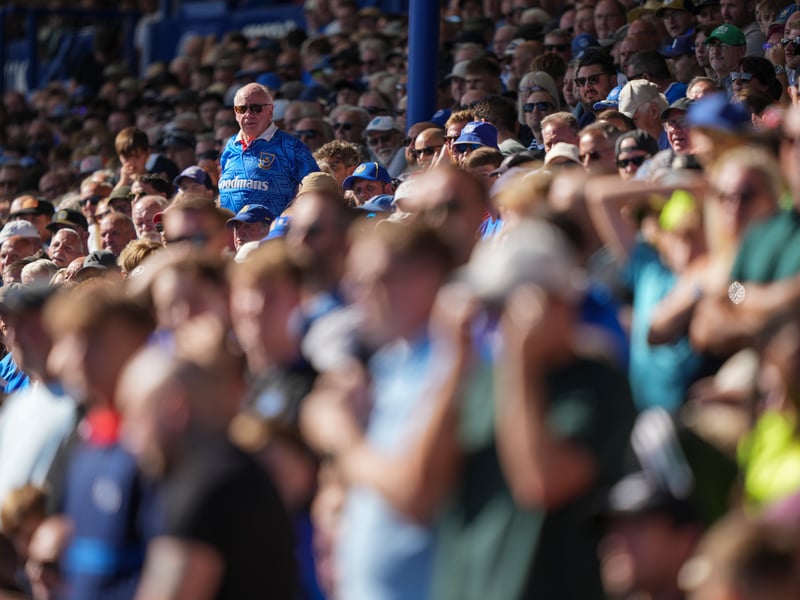Brilliant pictures of Portsmouth faithful paying tribute to Alan Knight and roaring side on against Cardiff City