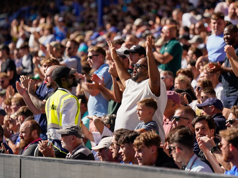 Brilliant pictures of Portsmouth faithful paying tribute to Alan Knight and roaring side on against Cardiff City