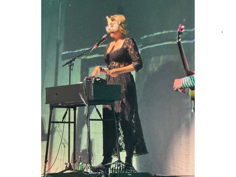 Gwenno wore a mark to sing Welsh language song 'Y Gath' - meaning 'The Cat' in English.